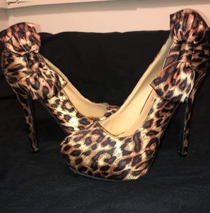 NWOT DIVA LOUNGE LEPORD PUMPS SZ 5.5